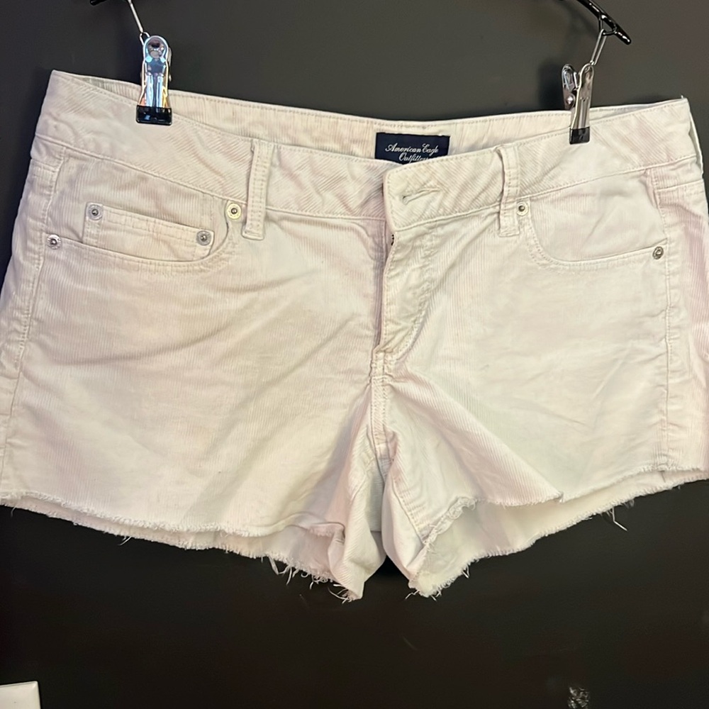 ⚪️🕓🏳️ American Eagle white corduroy shorts. Size 14